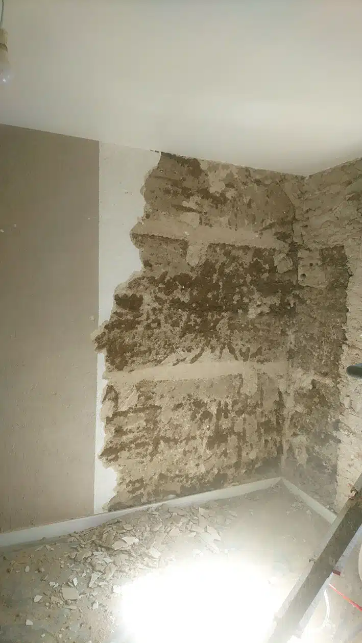 Mur en pisé après dépose de l'ancien enduit