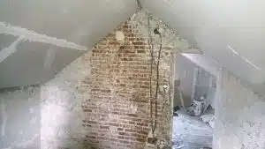 mur dégradé en brique à Villefranche