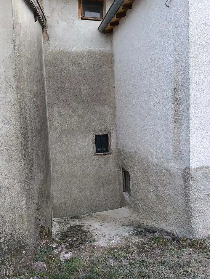 Finition en ressemblance avec l'existant 1- L'enduit reste à sécher et sera blanc comme le haut du mur