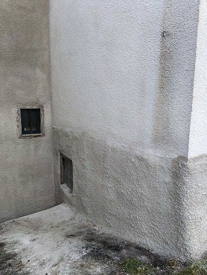 Finition en ressemblance avec l'existant 2- L'enduit reste à sécher et sera blanc comme le haut du mur