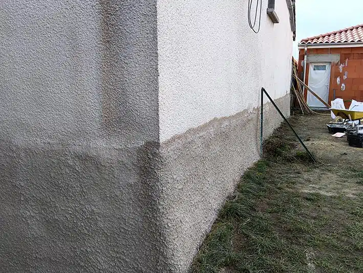 Finition en ressemblance avec l'existant 3- L'enduit reste à sécher et sera blanc comme le haut du mur