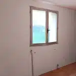 après: le mur en chaux/chanvre est recouvert d'un enduit fin à la chaux