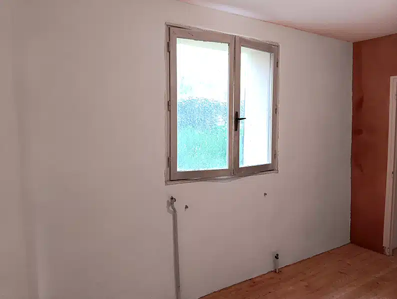 après: le mur en chaux/chanvre est recouvert d'un enduit fin à la chaux