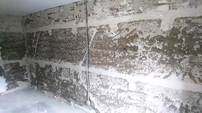 Mur en pisé après dépose de l'ancien enduit