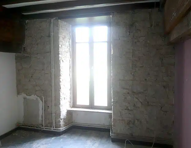 Mur en pierre après dépose de l'ancien enduit