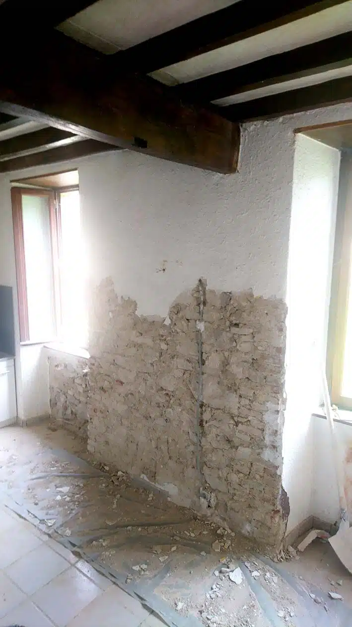 Mur en pierre après dépose de l'ancien enduit