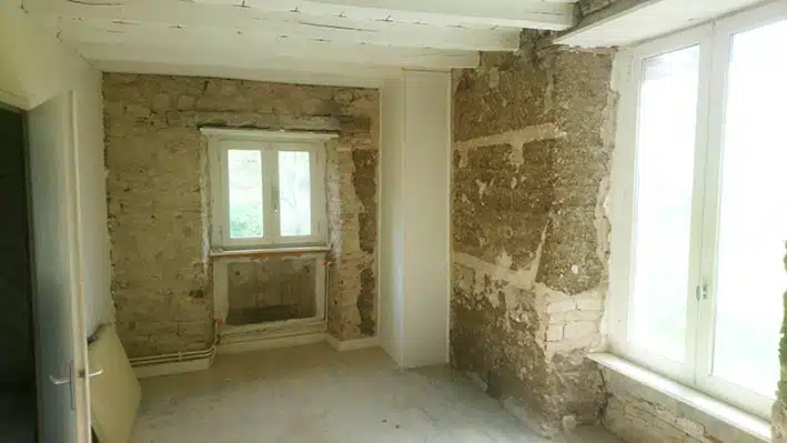 Mur en pisé et en pierre après dépose de l'ancien enduit