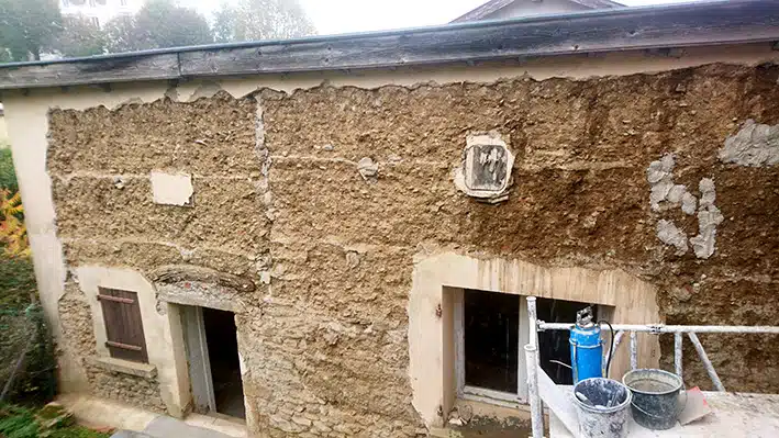 Mur dont le ciment a été déposé