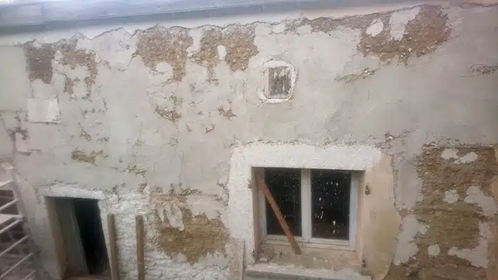 Dégrossi pour aplanir le mur