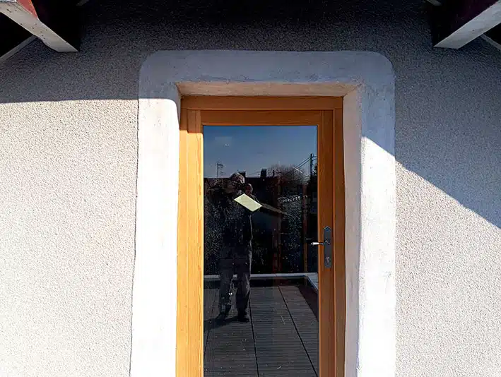 finition esthétique du cadre de porte en chaux-sable