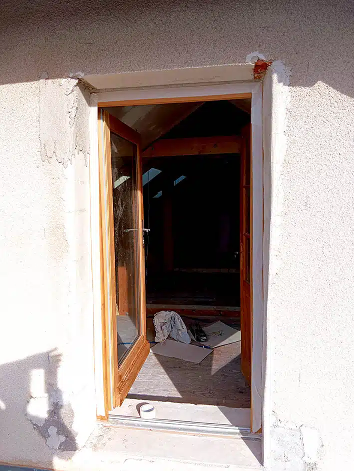 encadrement de porte avec maçonnerie à vue