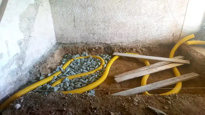 pose du drain de ventilation et calage avec des pierres