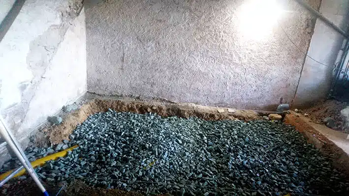 drain de ventilation recouvert de plus petits cailloux